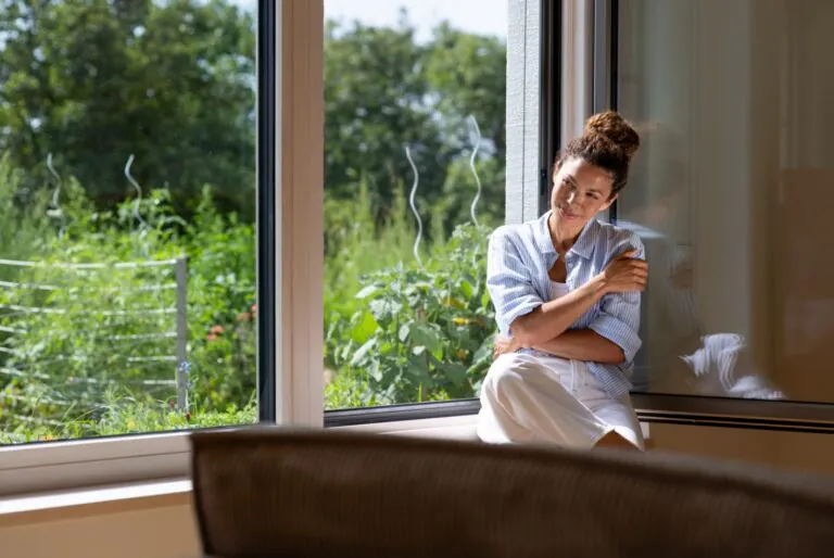 Helles Wohnzimmer mit Sonnenschutz-Fliegengitter am Fenster