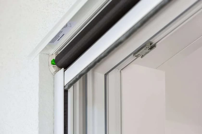 Neher Insektenschutz-Rollo am Schlafzimmerfenster – Schutz vor Mücken bei offenem Fenster von Insectosun München